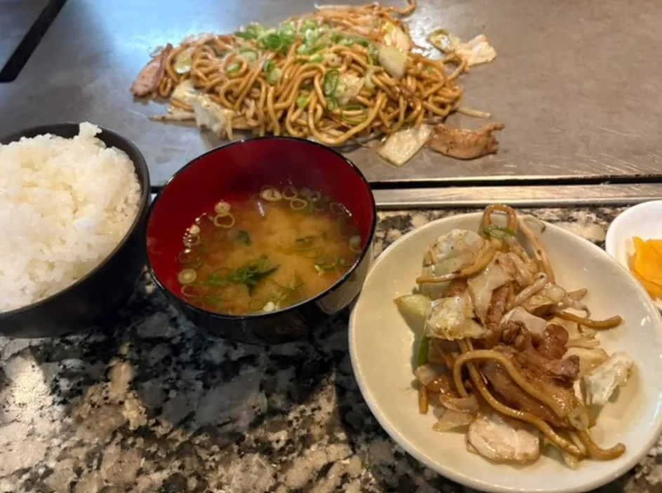 焼きそばと白ご飯、お味噌汁で満足ランチ